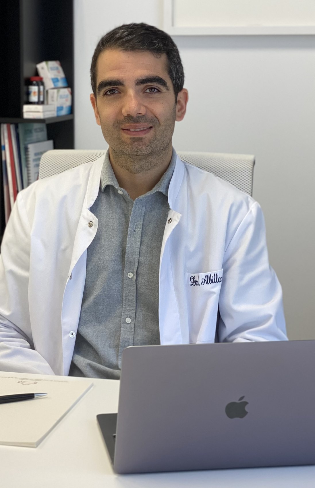 Dr. Xabier Albillos en consulta